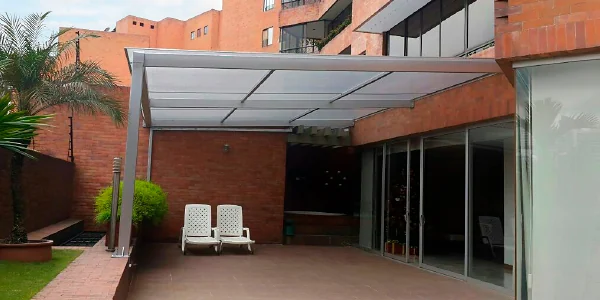 Cubierta fija en policarbonato con estructura en aluminio sobre la terraza de una vivienda