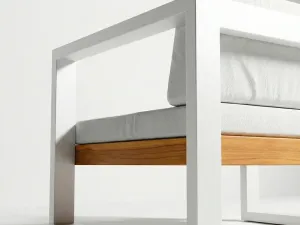 Detalle del brazo en aluminio y teca de la Poltrona Japón Aluteca