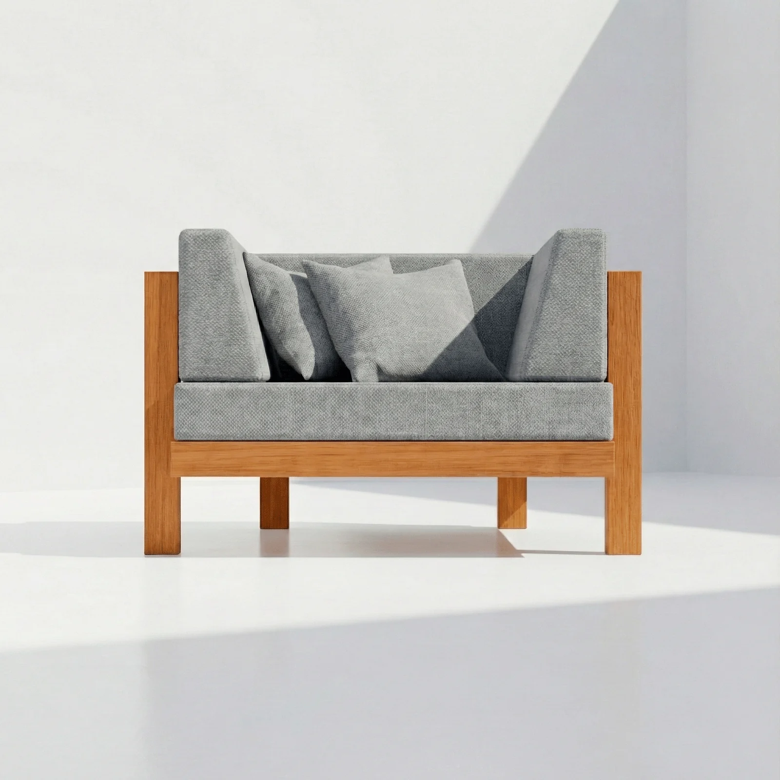 Poltrona Montecarlo en teca, vista frontal en fondo blanco de estudio