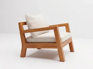 Poltrona Morros en madera teca y cojines beige, vista lateral trasera sobre fondo blanco de estudio