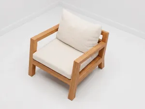 Poltrona Morros en madera teca y cojines beige, vista en perspectiva sobre fondo blanco de estudio