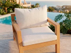 Poltrona Morros en madera teca junto a una piscina infinita al atardecer