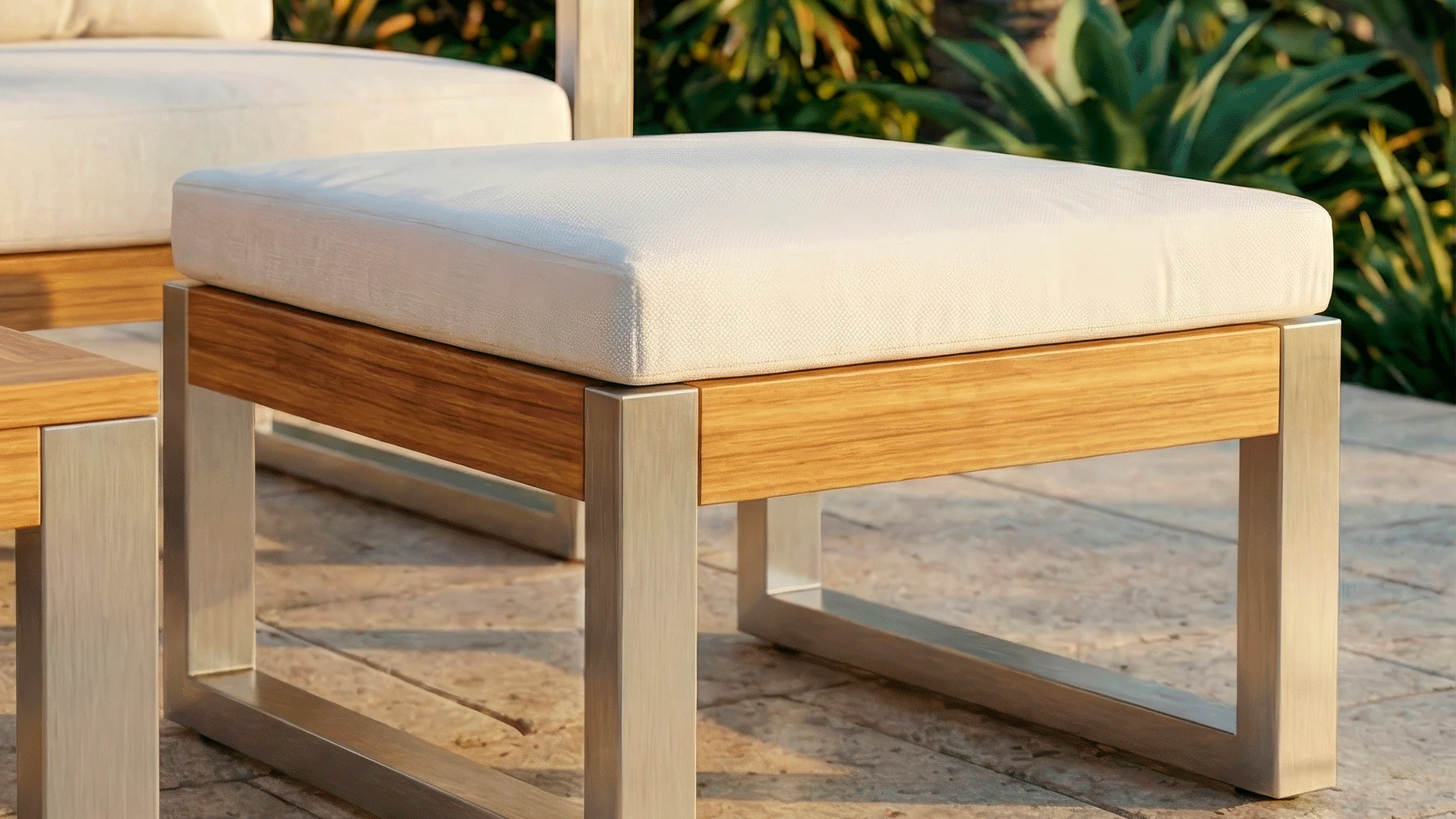 Pouf Japón Aluteca junto a un sofá, en una terraza