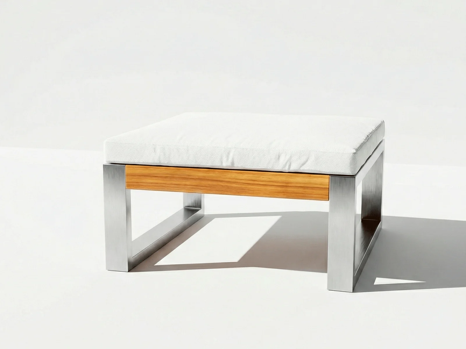 Pouf Japón Aluteca en aluminio y teca, vista frontal en fondo blanco de estudio