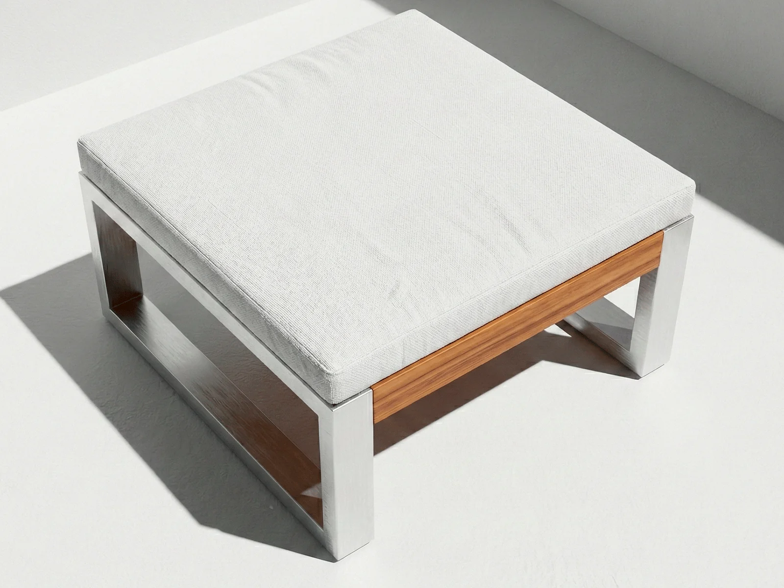 Pouf Japón Aluteca en aluminio y teca, vista en perspectiva sobre fondo blanco de estudio