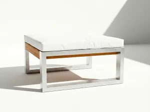 Pouf Japón Aluteca en aluminio y teca, vista lateral sobre fondo blanco de estudio