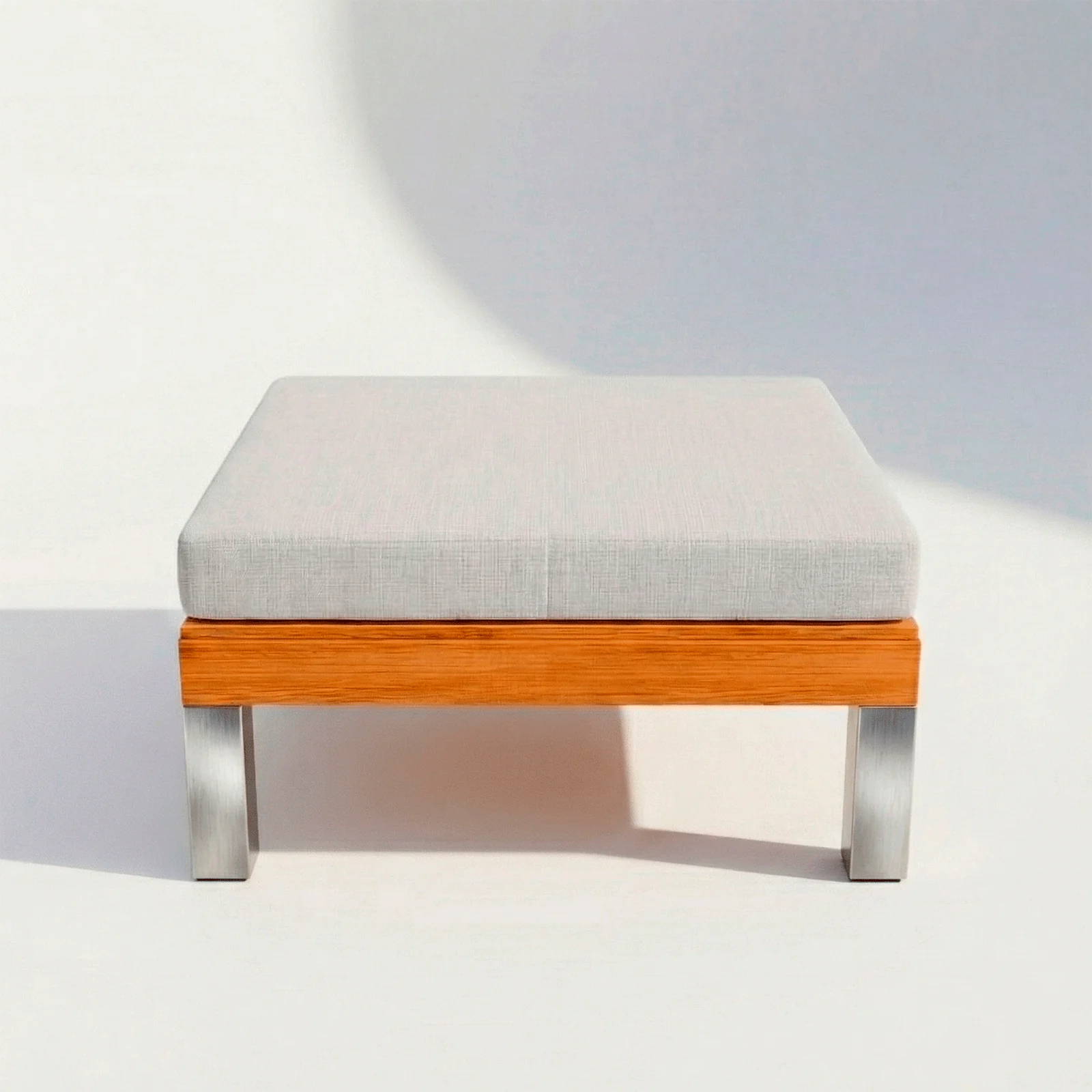 Pouf Montecarlo Aluteca, vista frontal en fondo blanco de estudio
