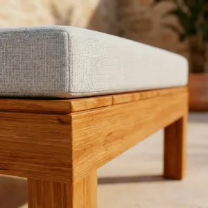 Detalle del ensamble en madera teca del Pouf Montecarlo