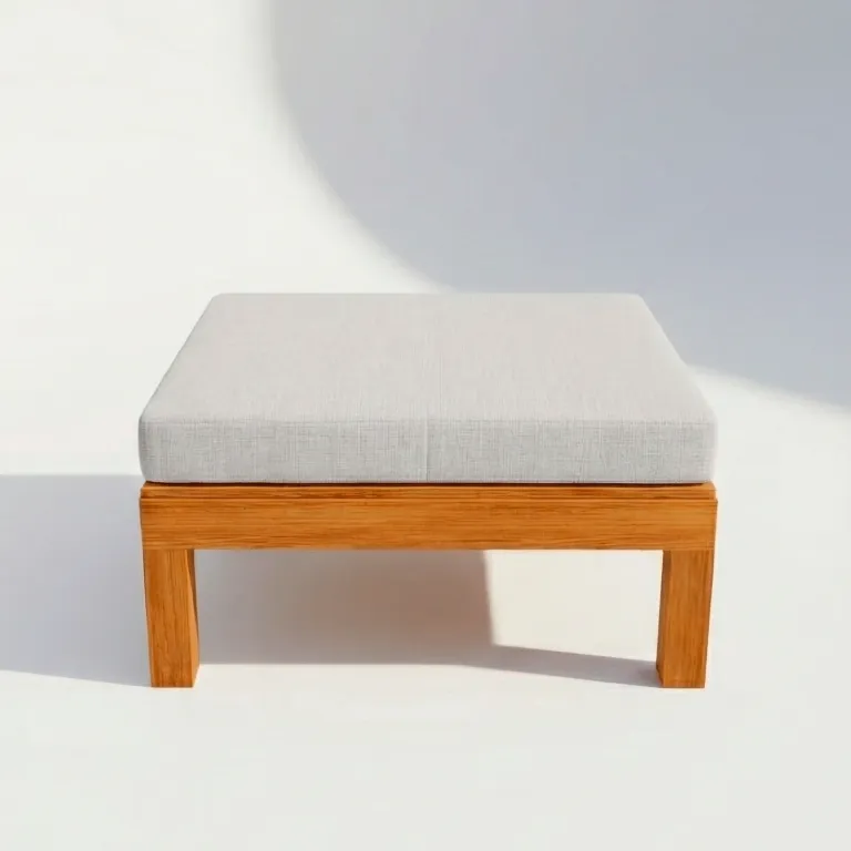 Pouf Montecarlo en teca, vista frontal en fondo blanco de estudio