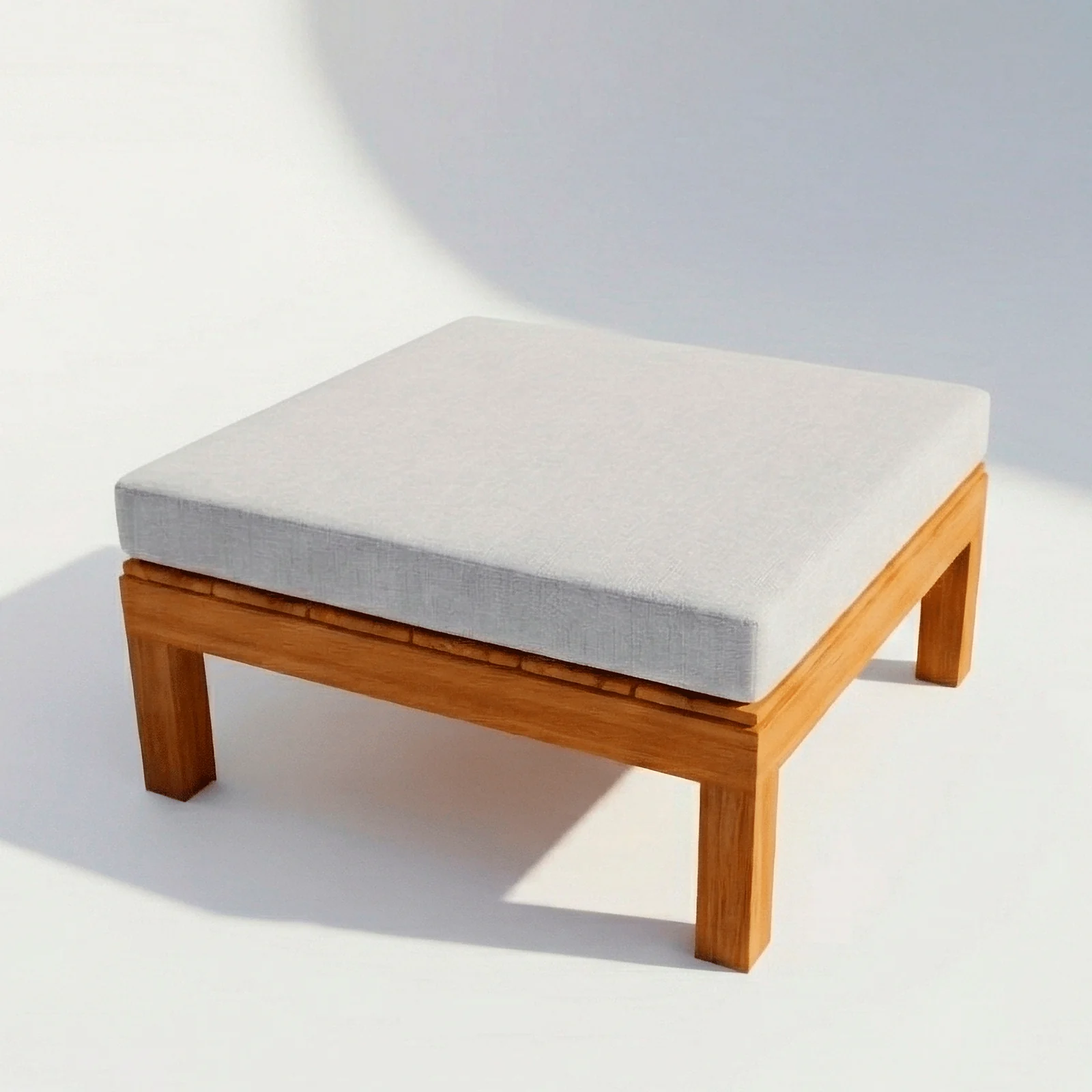 Pouf Montecarlo en teca, vista en perspectiva sobre fondo blanco de estudio