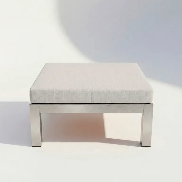 Pouf Montecarlo en aluminio con cojín, vista frontal en fondo blanco de estudio