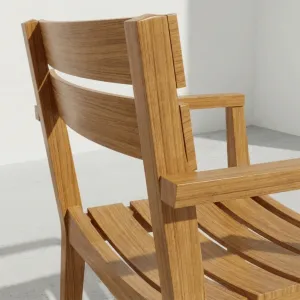 Detalle del tablillado en madera teca de la Silla Apilable Orinoco