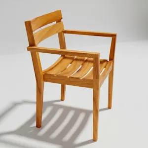 Silla Apilable Orinoco en madera teca, vista lateral sobre fondo blanco de estudio