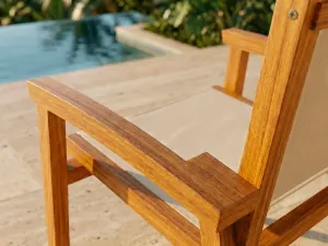 Detalle del ensamble en aluminio y teca de la Silla Apilable Tokio