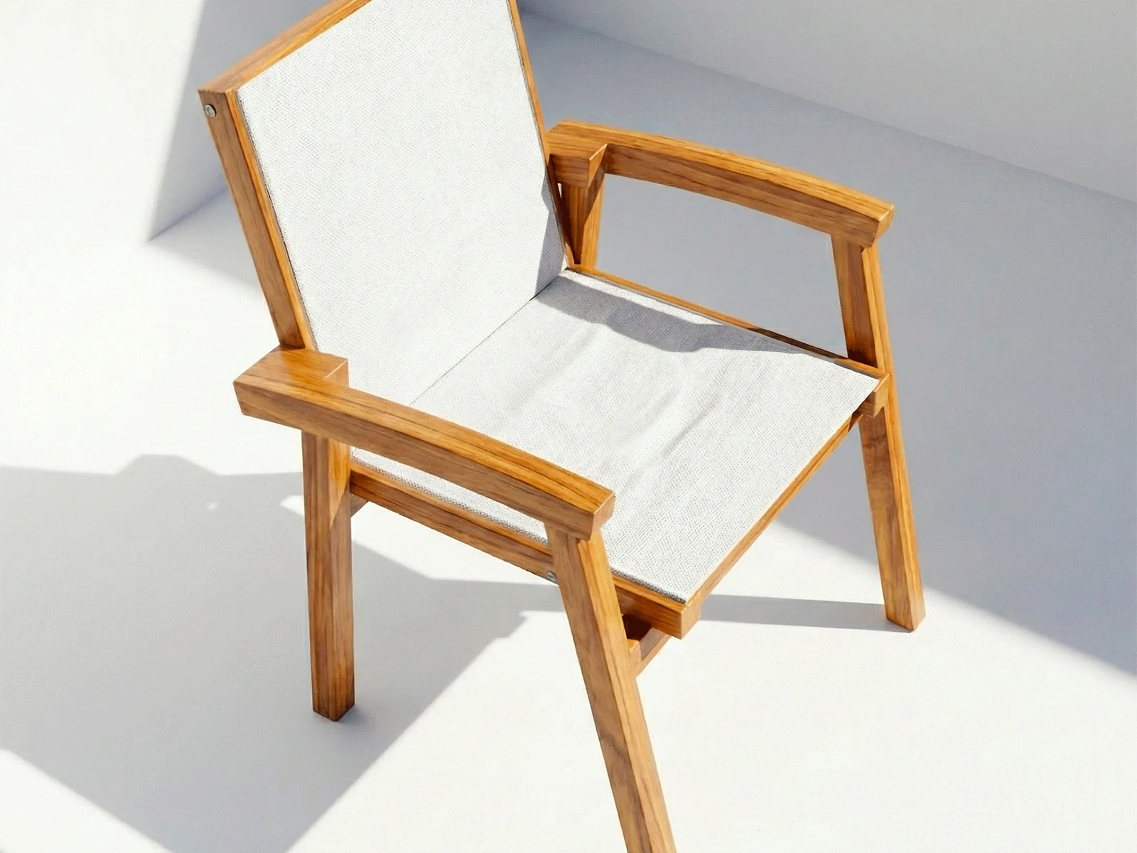 Silla apilable Tokio en aluminio y teca, vista en perspectiva sobre fondo blanco de estudio