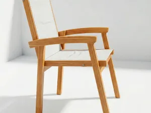 Silla apilable Tokio en aluminio y teca, vista lateral sobre fondo blanco de estudio