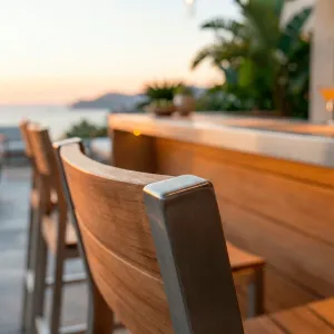 Detalle del asiento en tablillas de teca sobre estructura de aluminio de la Silla Bar Bretaña Aluteca