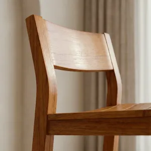 Detalle del asiento en tablillas de madera teca de la Silla Bar Bretaña