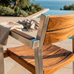 Detalle del asiento en tablillas de teca sobre estructura de aluminio de la Silla Bretaña Aluteca con Brazo