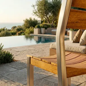 Detalle del asiento en tablillas de teca sobre estructura de aluminio de la Silla Bretaña Aluteca sin Brazo