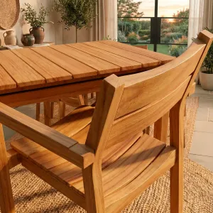 Detalle del asiento en tablillas de madera teca de la Silla Bretaña con Brazo