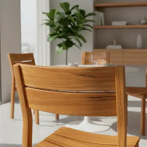 Detalle del asiento en tablillas de madera teca de la Silla Bretaña sin Brazo
