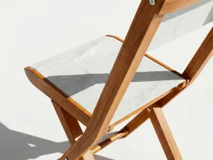 Detalle del respaldo en madera teca y malla técnica de la Silla Plegable Kioto