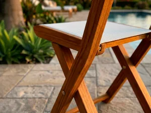Detalle del ensamble en madera teca de la Silla Plegable Kioto