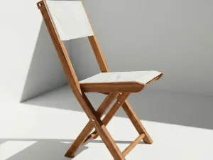 Silla plegable Kioto en madera teca y malla técnica, vista lateral sobre fondo blanco de estudio