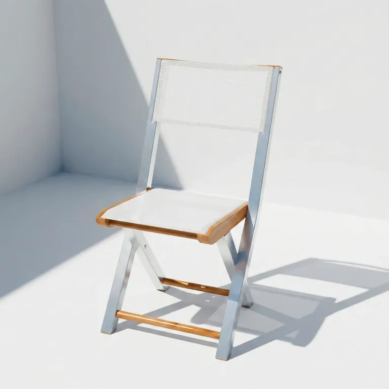 Silla plegable Kioto Malla Aluteca en madera teca, vista frontal en fondo blanco de estudio