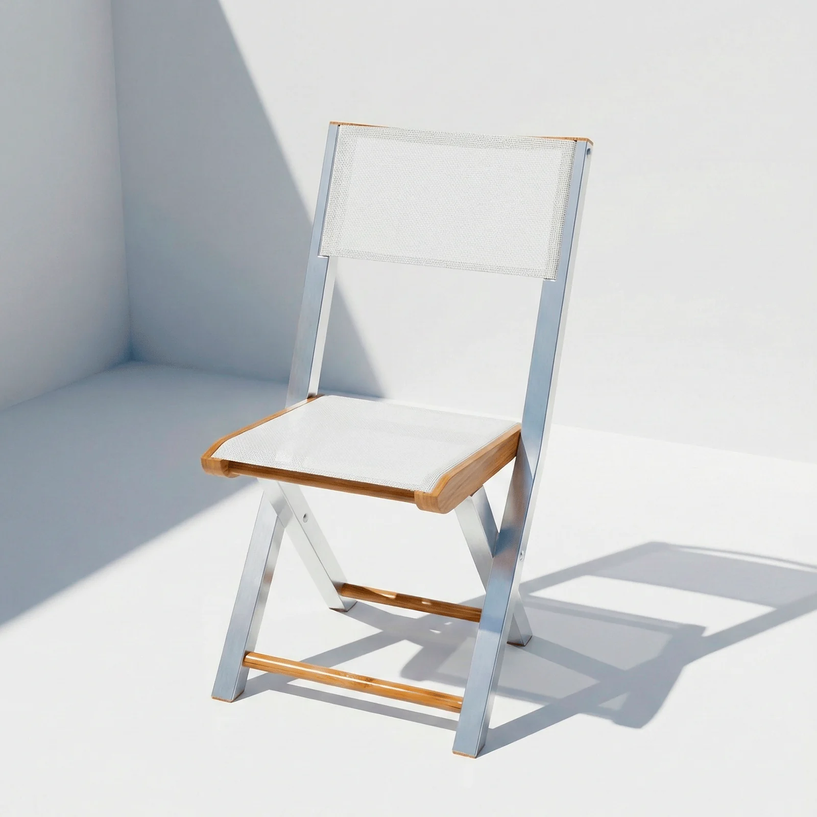 Silla plegable Kioto Malla Aluteca en madera teca, vista frontal en fondo blanco de estudio