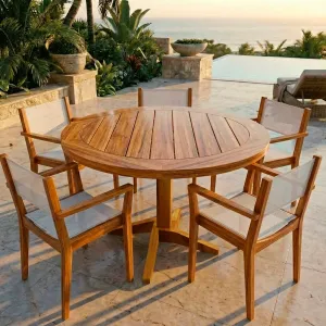 Mesa Putumayo circular en madera teca con seis sillas, en una terraza exterior