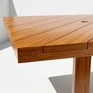 Detalle del canto y del tablillado en madera teca de la Mesa Putumayo cuadrada