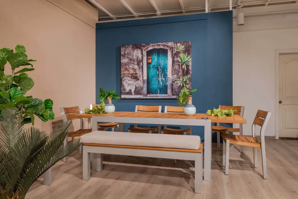 Sillas y mesas de madera teca en las Tiendas M&A