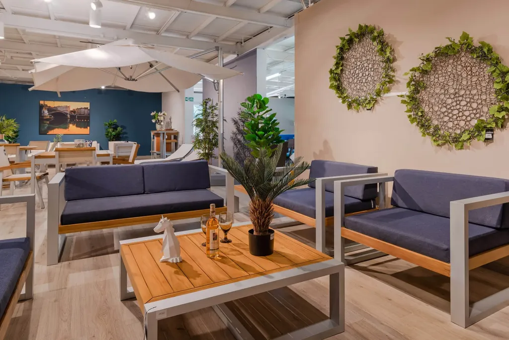 Detalle del acabado de la madera teca del mobiliario de las Tiendas M&A