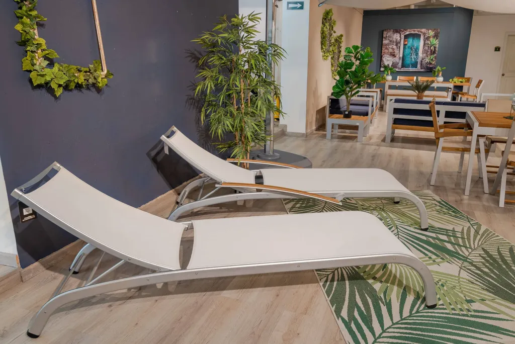 Zona de descanso amueblada en madera teca en las Tiendas M&A