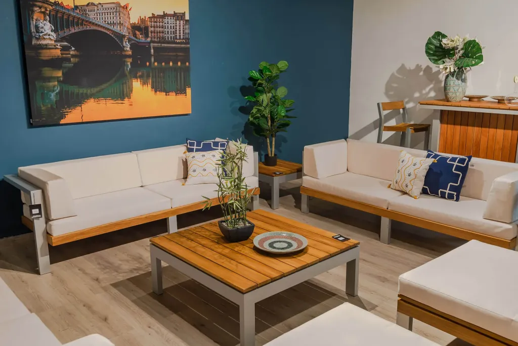 Mobiliario de exterior de teca en la zona común de las Tiendas M&A