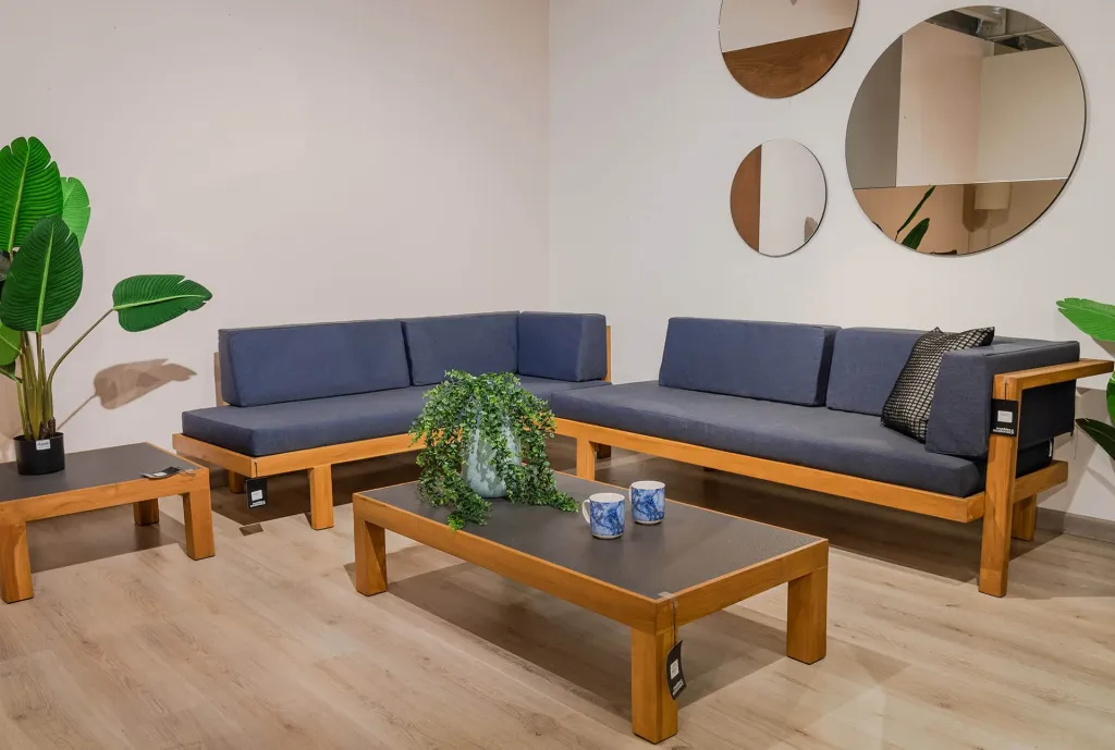 Conjunto de mobiliario en madera teca de las Tiendas M&A