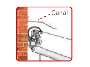 Esquema de instalación de un toldo enrollable en fachada con canal de recogida de agua
