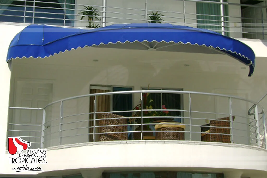 Toldo fijo Corbella de forma circular en lona azul sobre el balcón de una vivienda