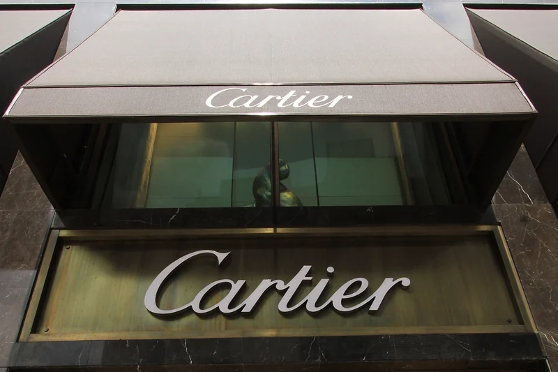 Toldo fijo Corbella sobre la puerta de entrada de la boutique Cartier de Bogotá, visto en contrapicado