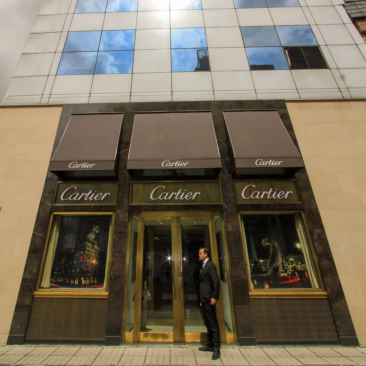 Tres toldos fijos Corbella en lona marrón sobre las vitrinas de la boutique Cartier en Bogotá