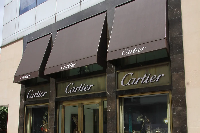 Tres toldos fijos Corbella de lona tensada con el faldón rotulado en la fachada de Cartier, Bogotá