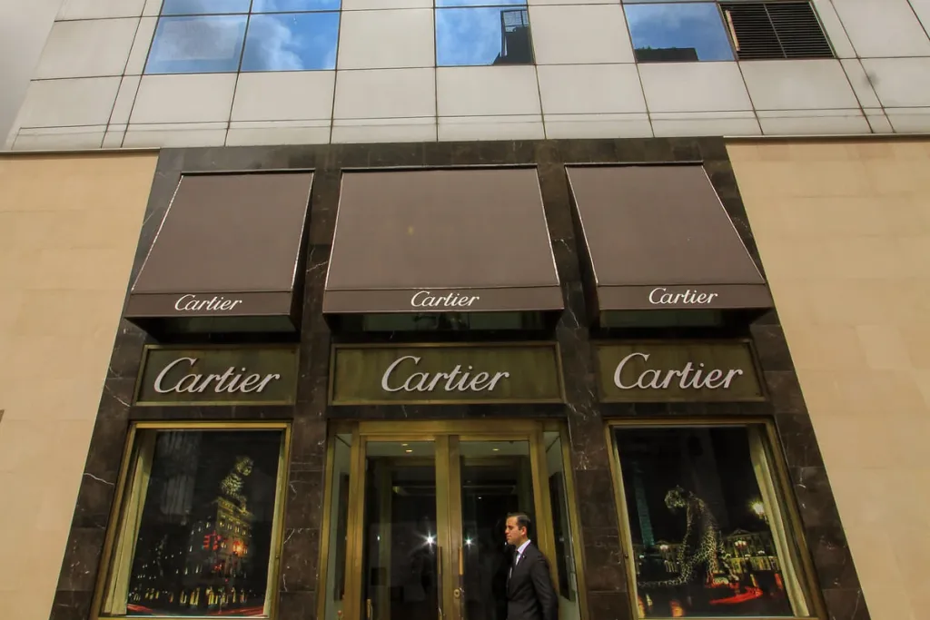 Toldos fijos Corbella sobre las vitrinas de la boutique Cartier de Bogotá, vistos de frente desde la acera