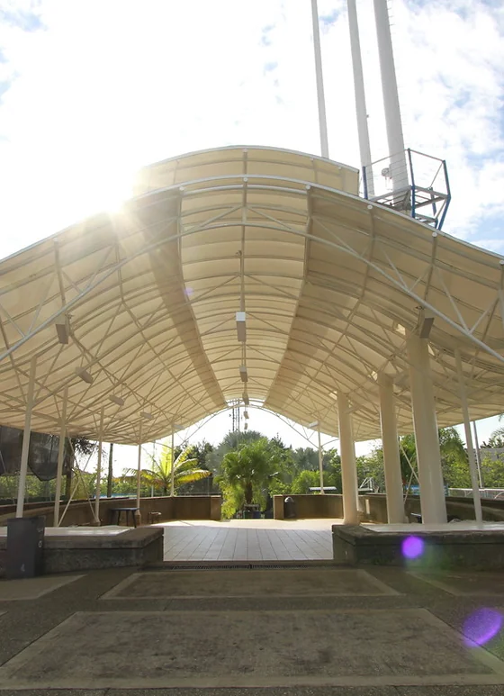 Toldo fijo Velum de gran formato sobre una zona común universitaria