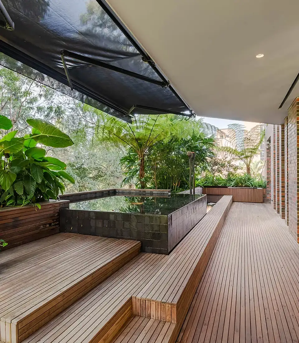 Toldo Sombralina de palillería retráctil sobre deck de madera