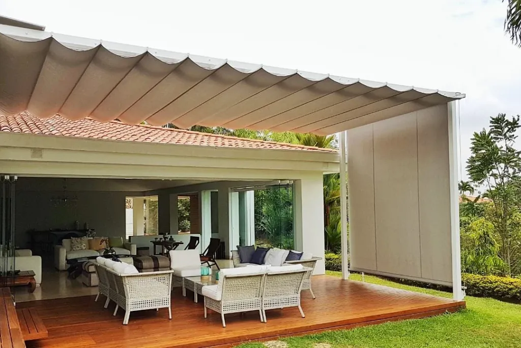 Toldo vertical Baneta Vertical cerrando el costado de la terraza de una casa campestre con deck de madera