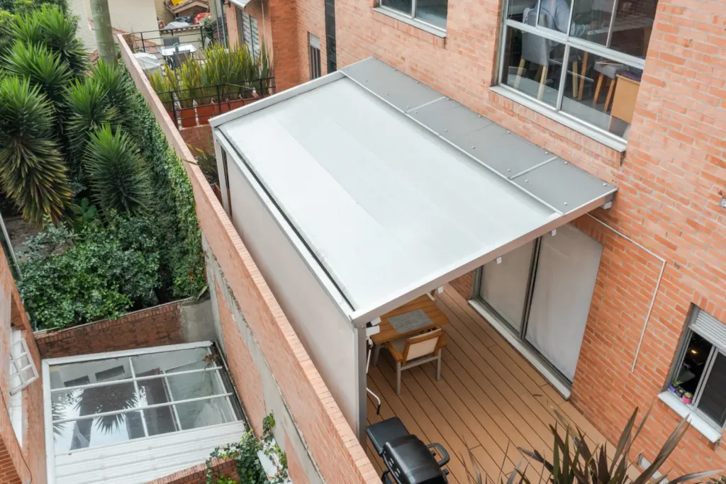 Vista aérea de una terraza residencial en Bogotá con toldo vertical Baneta Vertical bajo una cubierta retráctil