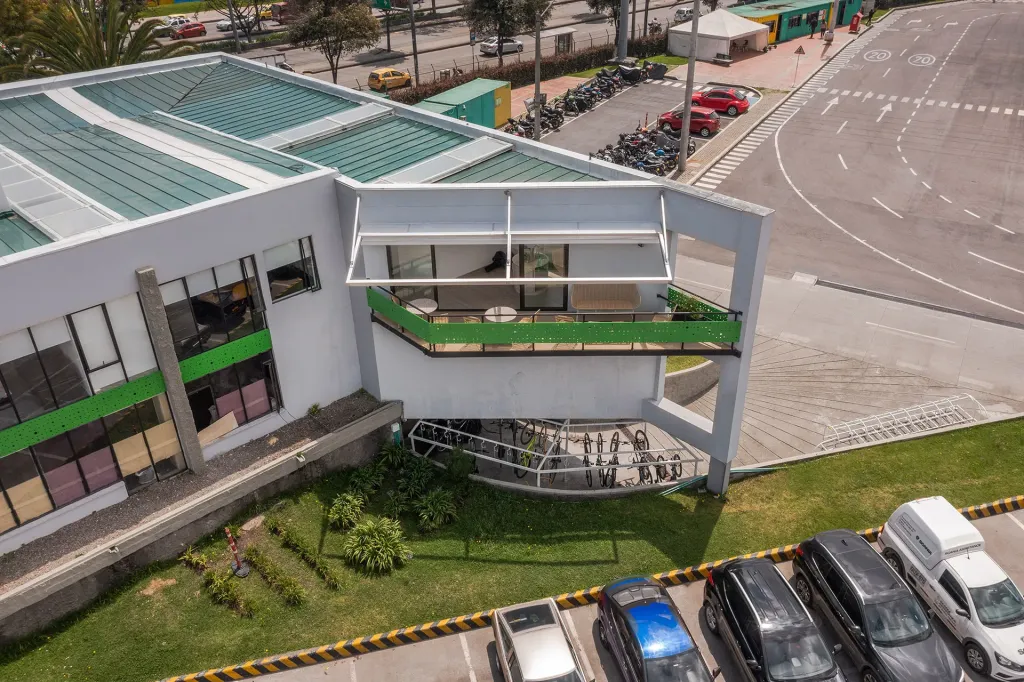 Pérgola retráctil PergoTek de aluminio anodizado en el Portal 80 de TransMilenio — foto 4