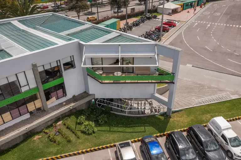 Pérgola retráctil PergoTek de aluminio anodizado en el Portal 80 de TransMilenio